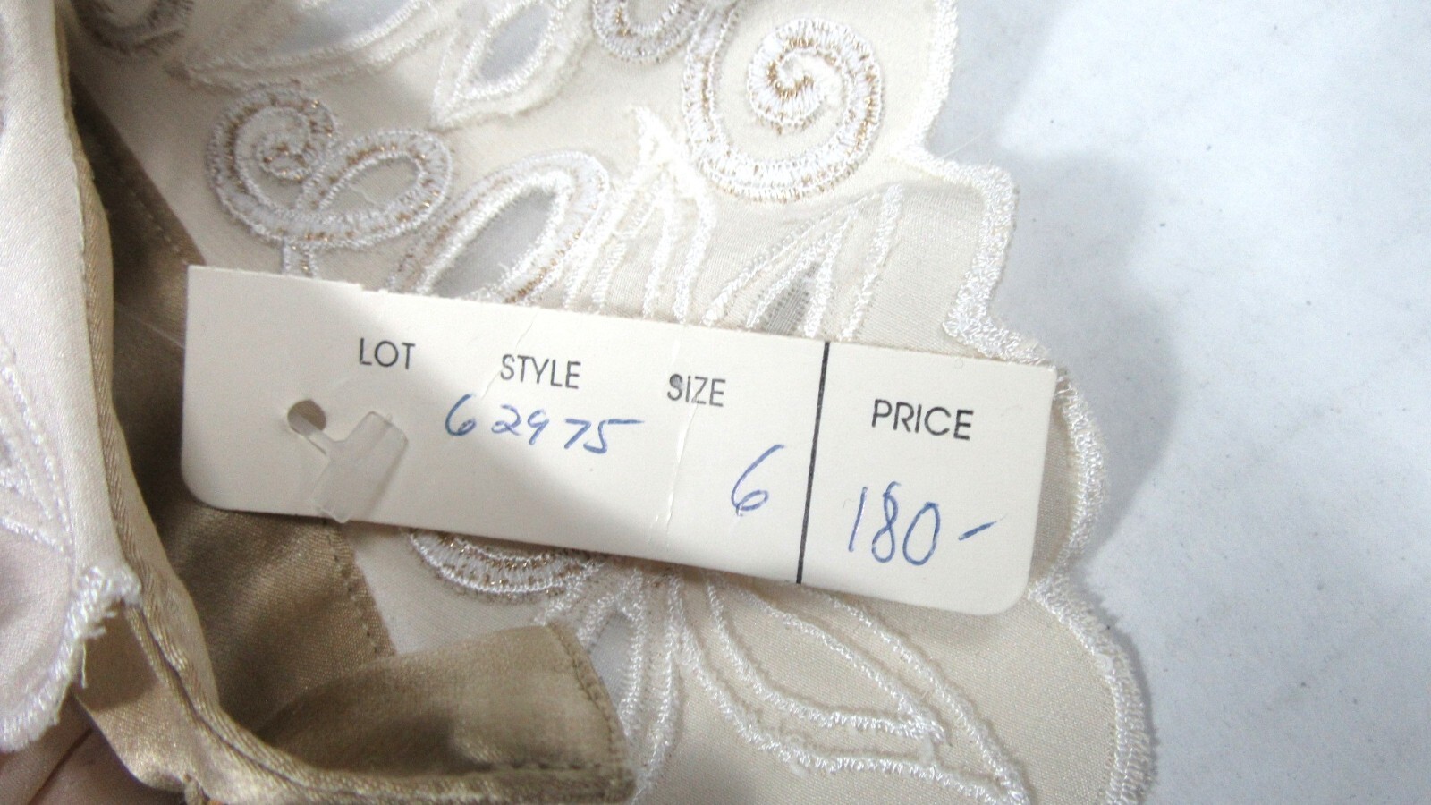 VINTAGE SUZELLE BUTTON DOWN SILK BLOUSE EMBROIDERED COLLAR/WRISTS SIZE 6 W/ TAG!
