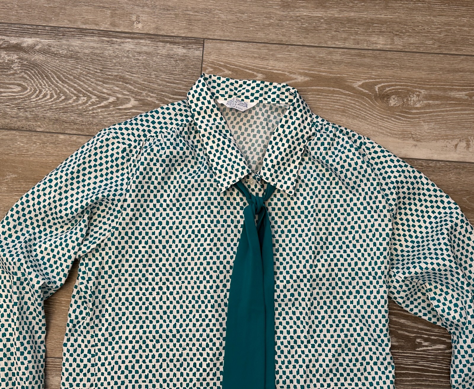 CAPE COD MATCH MATES FABULOUS VINTAGE BLOUSE WITH BOW / TIE AT NECK