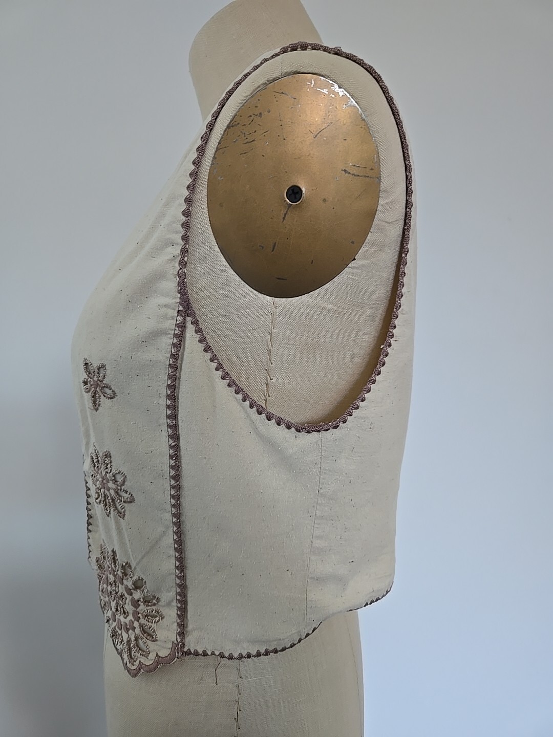 VTG Above The Crowd Vest Top Women’s Size S/M Silk Ivory Beige Brown Imbroidered