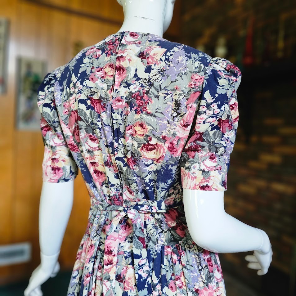 Vintage 80s Trad Wife Full Bloom Cottage Floral Puff Sleeve Modest Tea Dress M