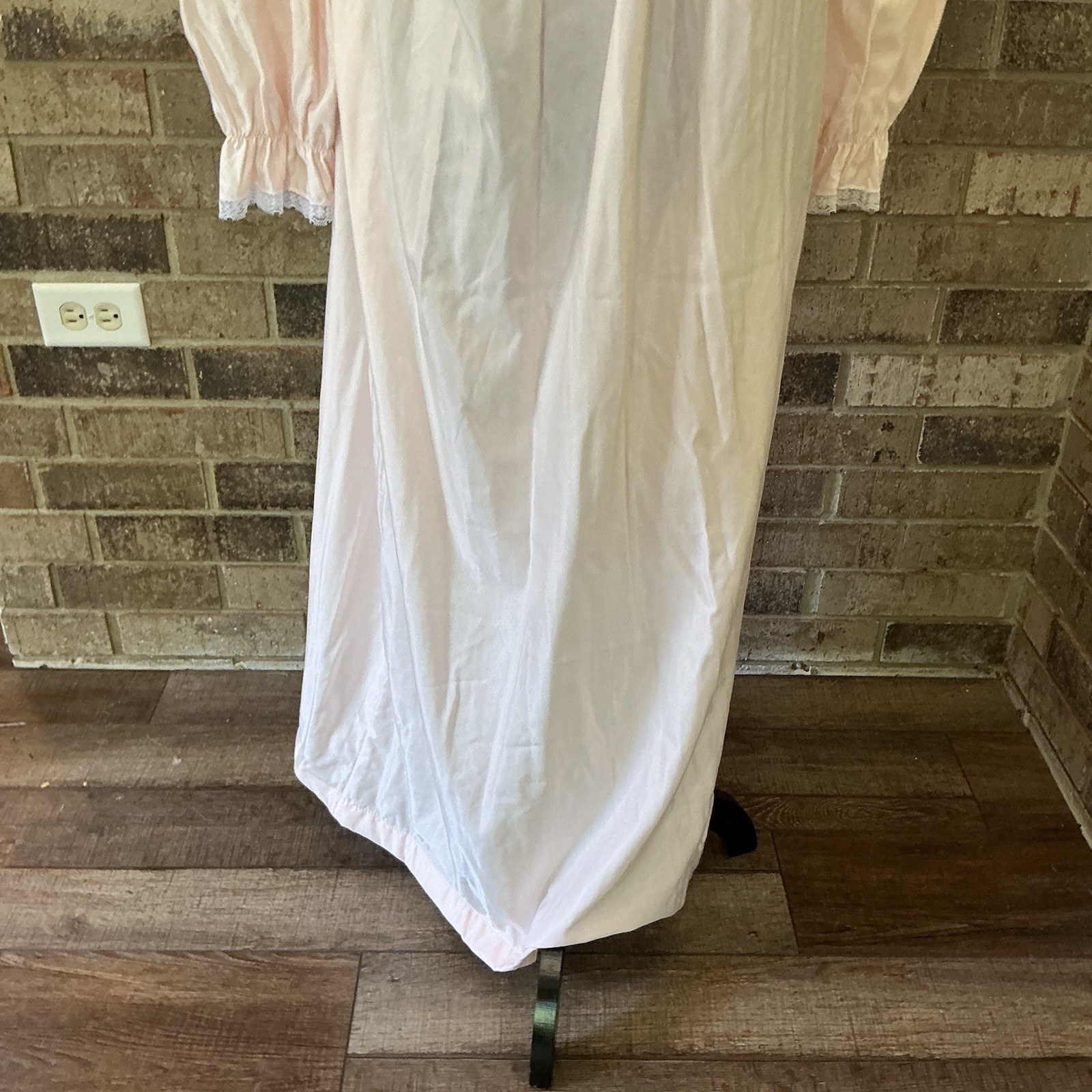 Size M – VINTAGE Barbizon Cuddleskin White Nightgown Long Sleeve Collared #23609