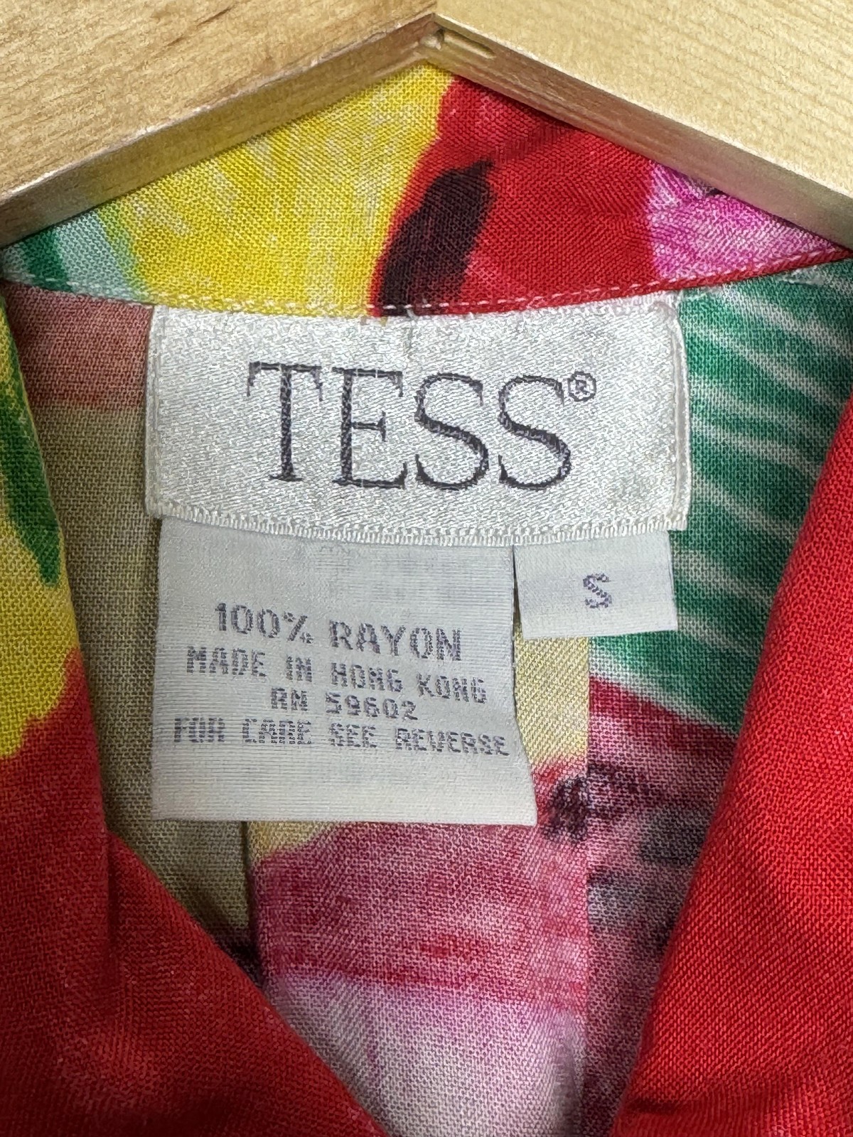 Vintage Tess Shirt Womens Small Multicolor Abstract Rayon Button Up Short Sleeve