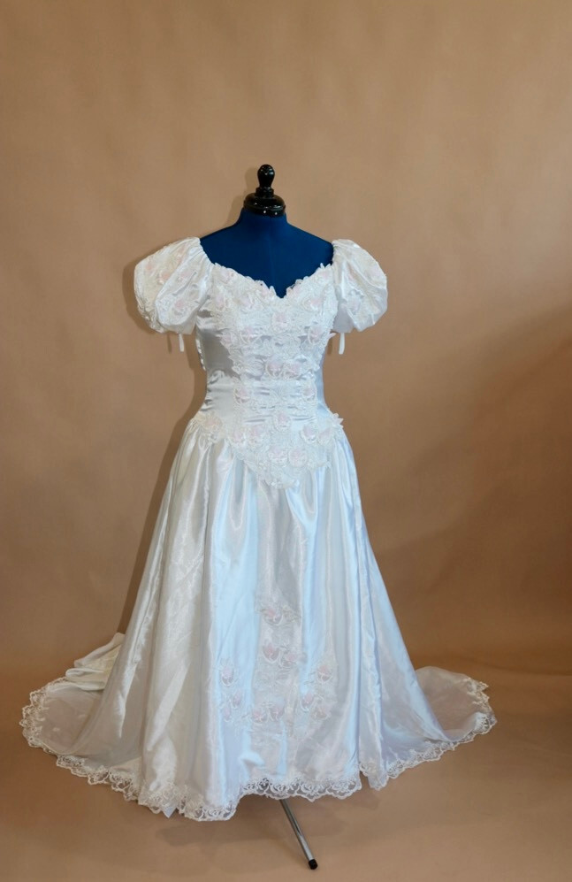 sz 8P vintage 80s/90s wedding gown, ballgown, pink and pearl details