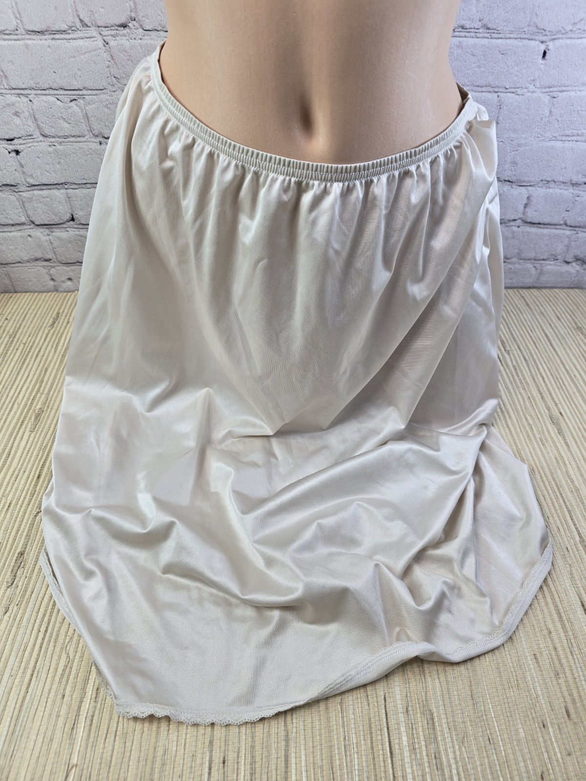 Vanity Fair 24″ XL Comfort Slip Stretch Lace Knee Nylon USA Beige Tan Skirt READ