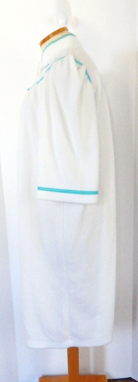 Vtg Sears Carriage Court Robe or Housecoat Embroidery Detail Size L 16/18 NWT