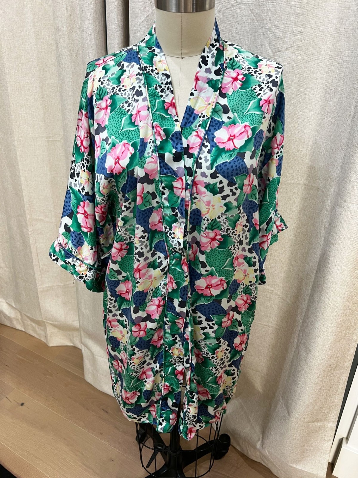 VTG Victoria’s Secret Gold Label Silk Floral Kimono Robe *Missing Belt*