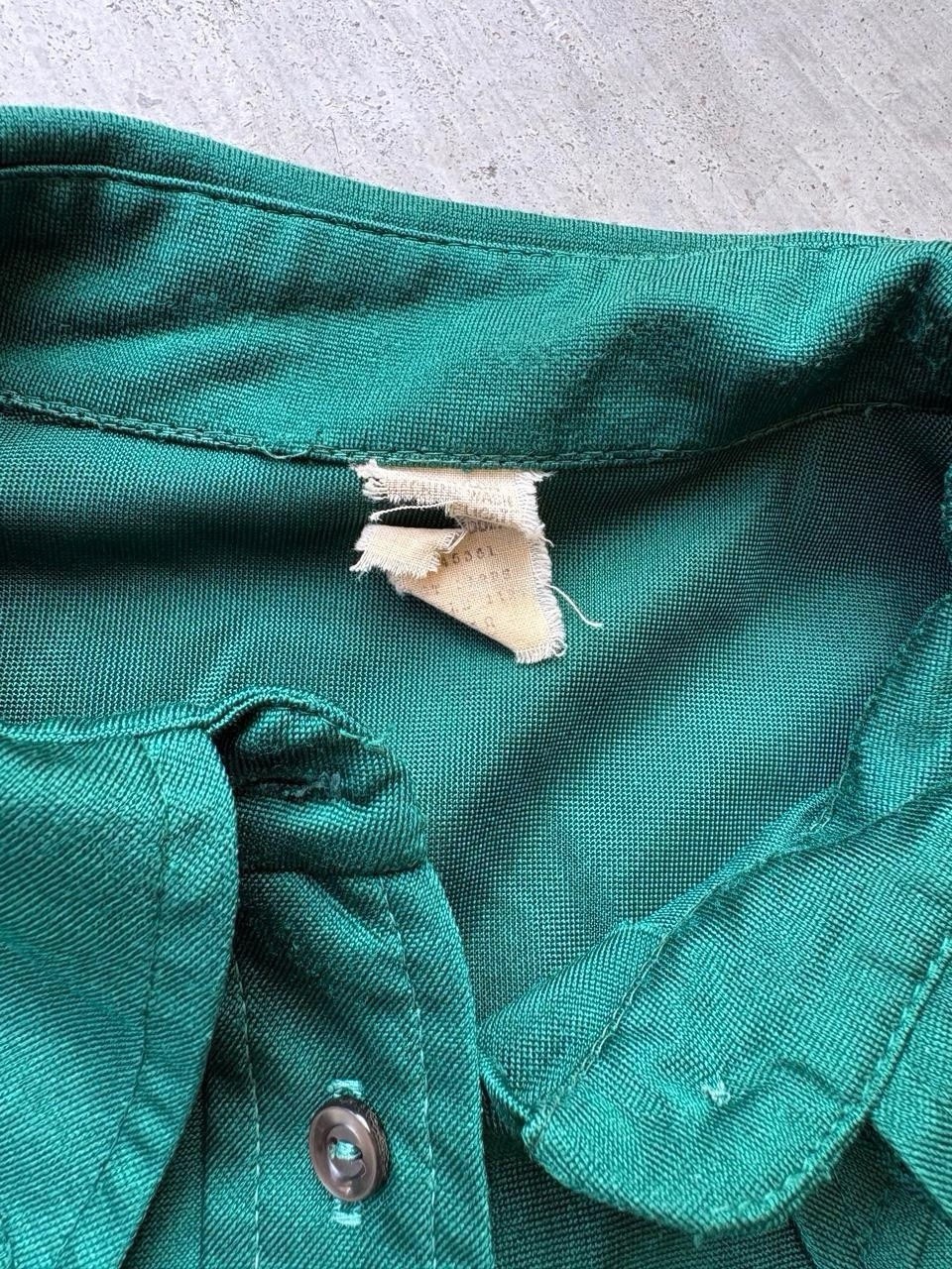 True vintage 70s green button up blouse with dagger collar