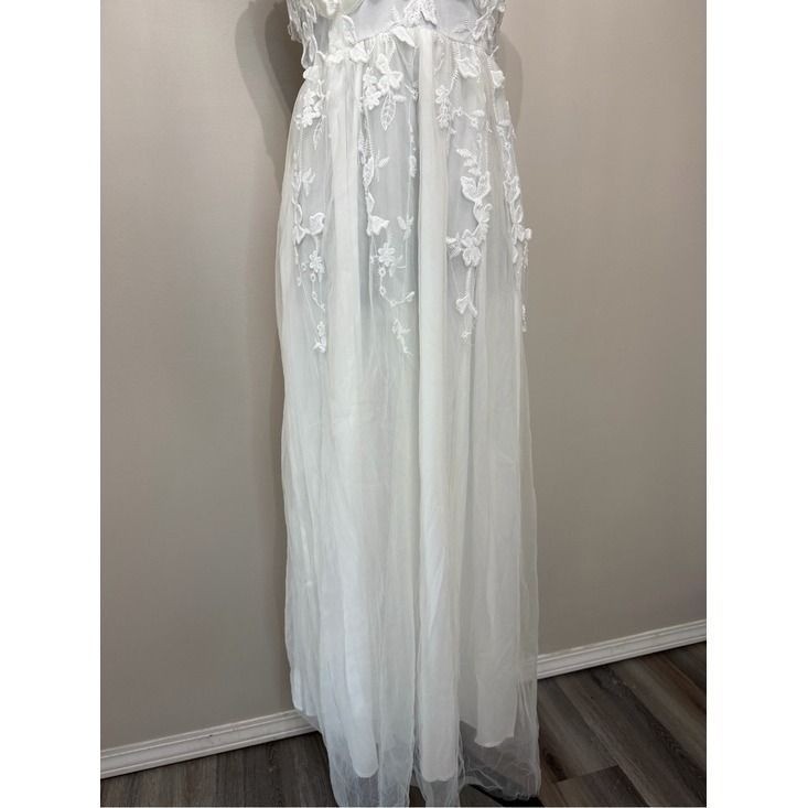 White Lace Applique Tulle Maxi Dress V-Neck Sleeveless Floral Bridal Gown