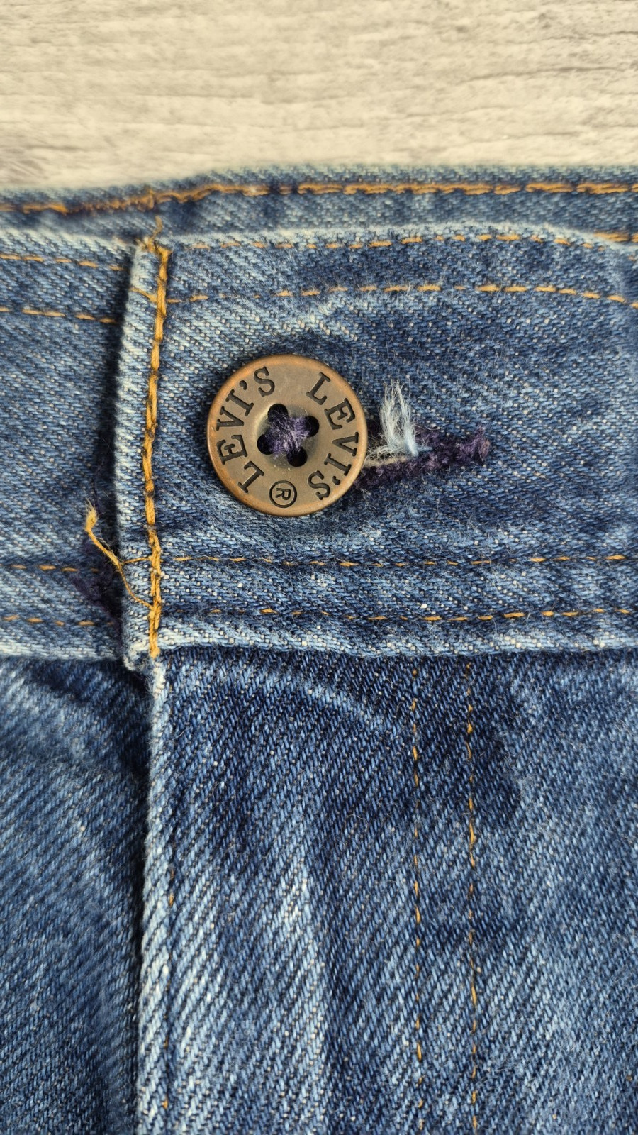 Vintage Women’s LEVI’s Wide Leg Round Pocket Talon 42 Zipper Fly – 28W x 31L