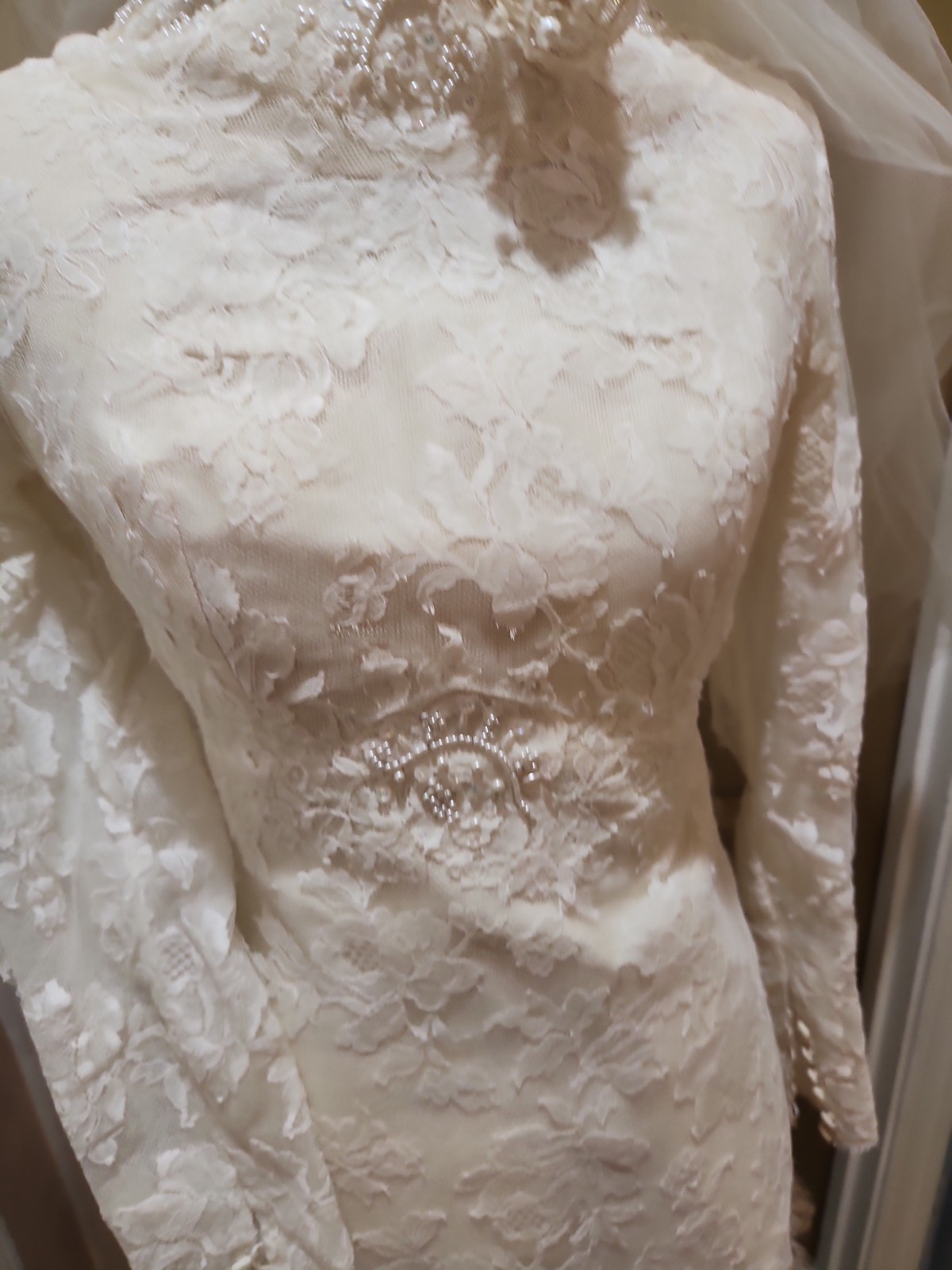 VTG 1960s Alfred Angelo Edythe Vincent Lace Gown Veil Set