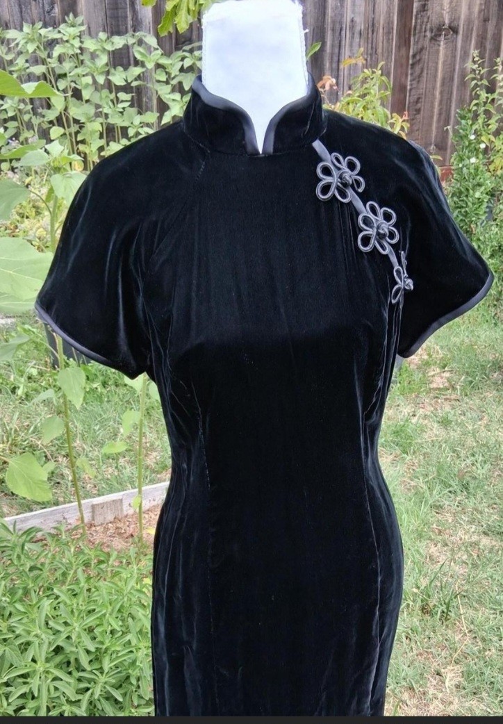 Vintage Virgo II Black Velvet Cheongsam Dress. Size 6.