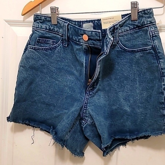 NEW UNIVERSAL THREAD VINTAGE DENIM STRETCH MIDI SHORTS FITTED HIP AND LEG SIZE 6