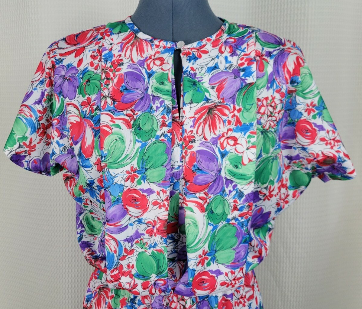 Vintage Dress in White/Red/Green/Blue/Purple Florals Size A2 (S?)