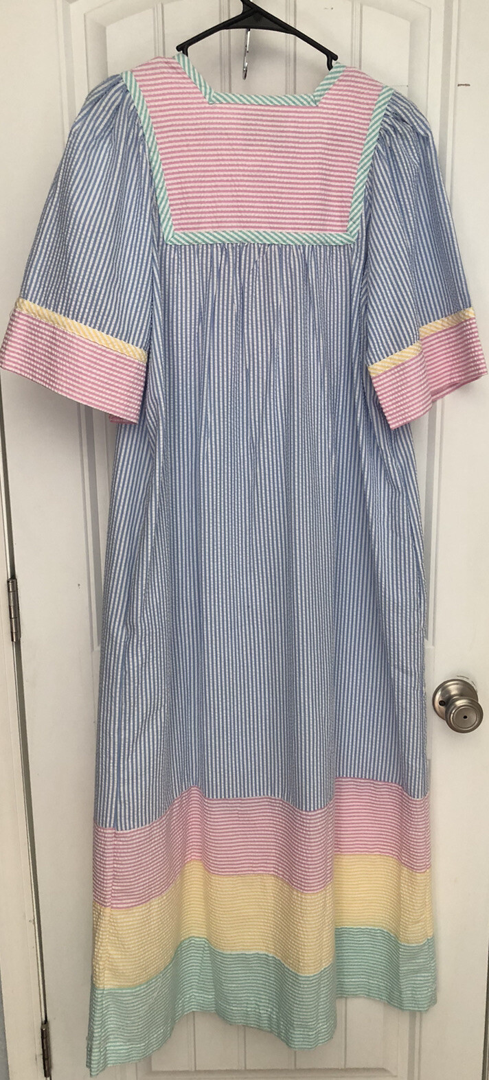 Sm Vintage Pastel Striped Seersucker Housecoat Cotton/Polyester Made in Taiwan.