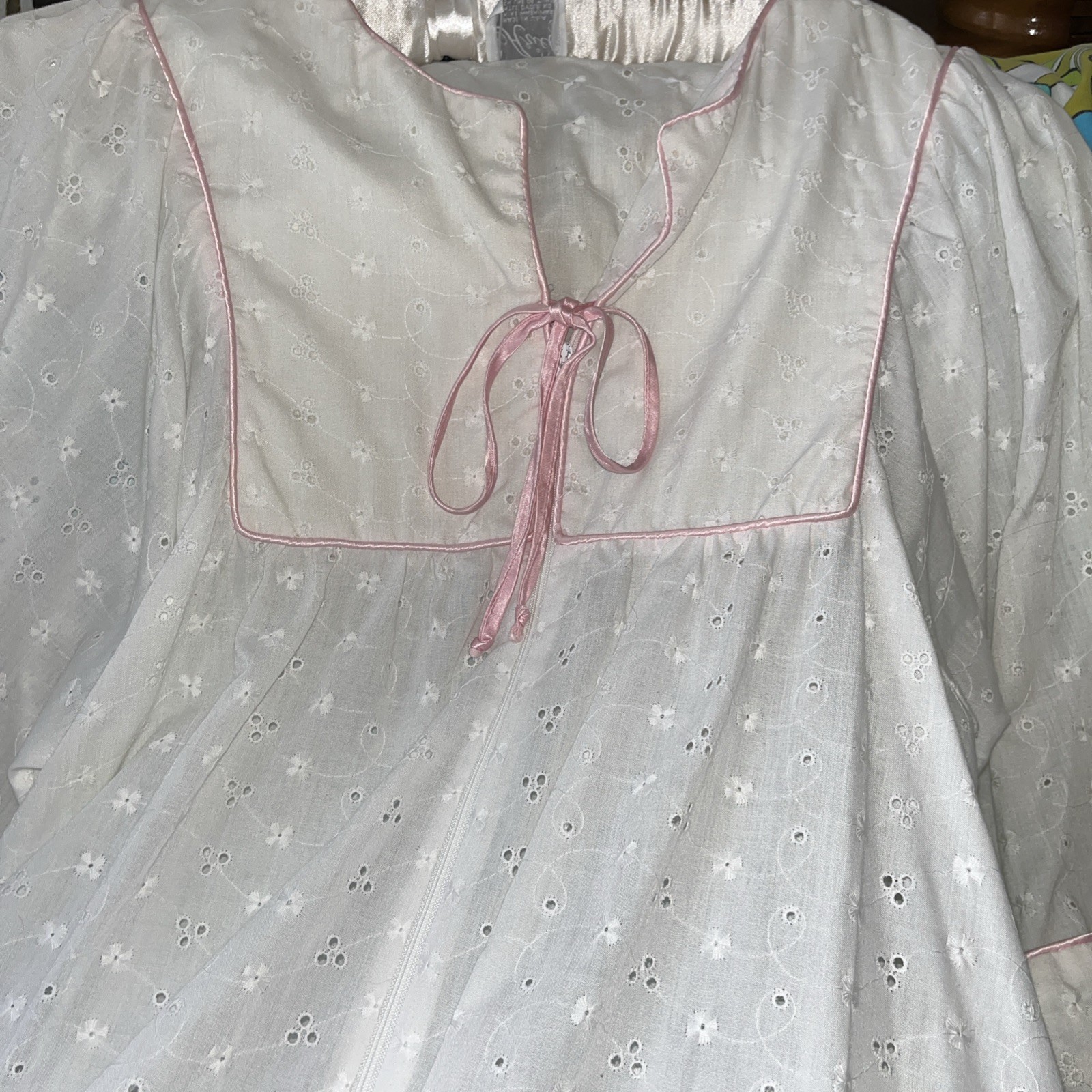 VTG Ariel White Lace Robe Pink Satin Medium Eyelet Housecoat Nightgown Pink 60s
