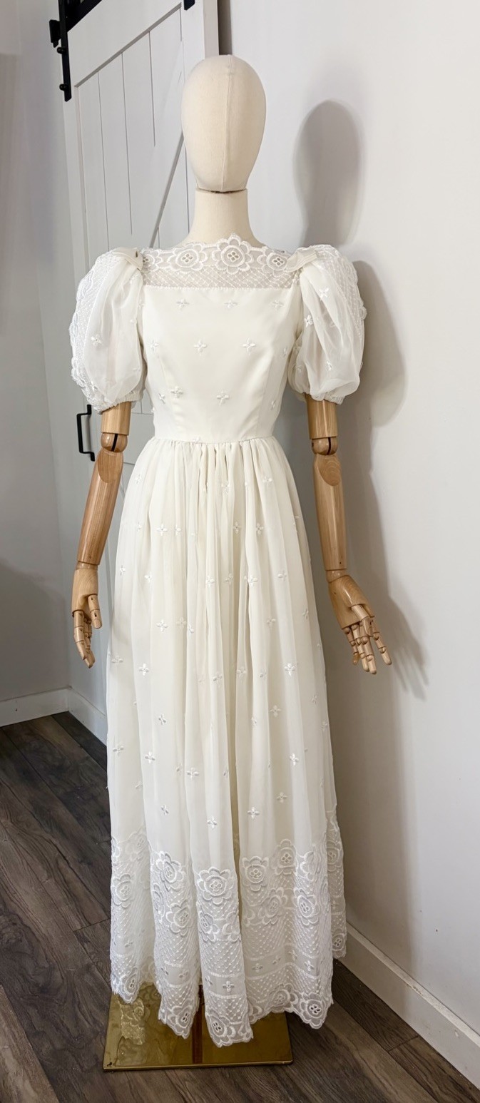 VTG 60s 70s Alyce Design’s Size 8 White Embroidered Long Dress Wedding Formal