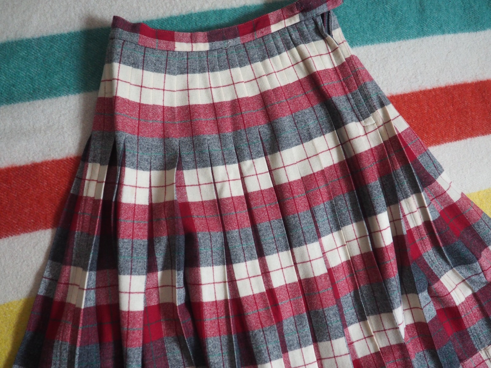 VTG 50s 60s Red Gray Cream Tartan Plaid Wool Boho 27W USA Skirt Womens