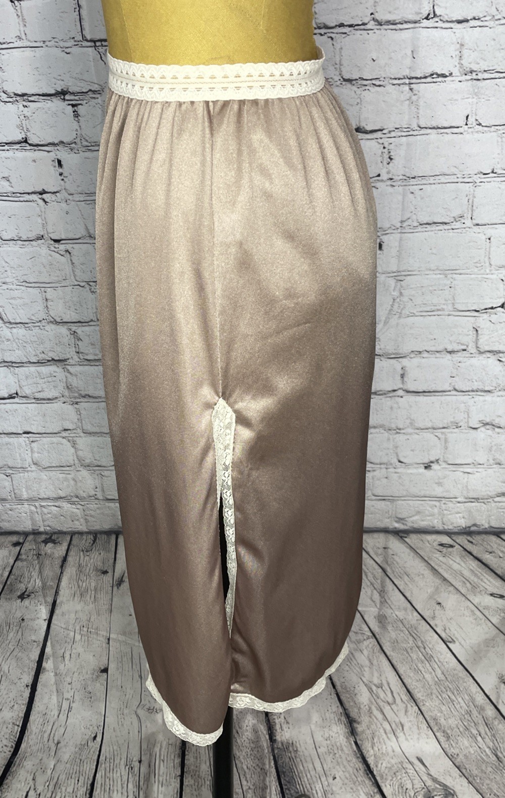 Vintage Mardor Half Slip Mocha Size Medium Lace Trim Slit 100% Nylon Tricot