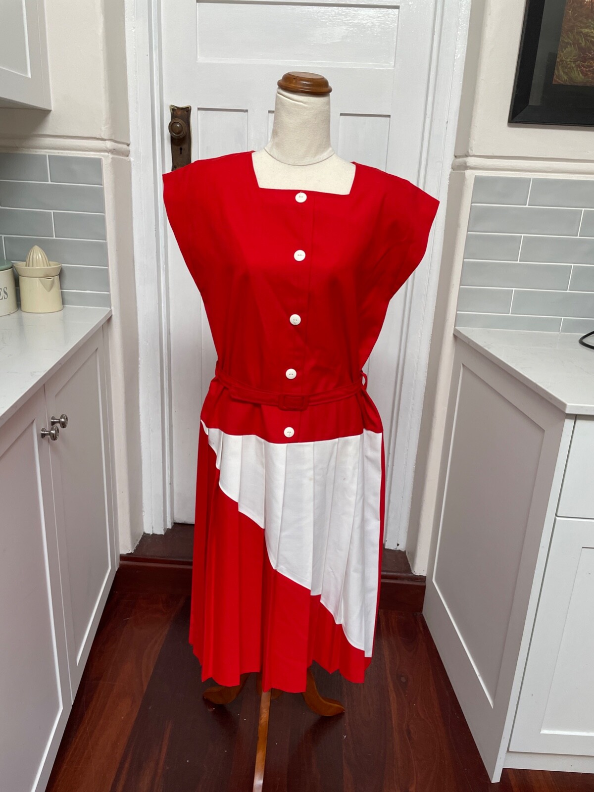 „Changing Scene” Vintage Red & White Belted 1980s Dress S12 With Pleated Skirt