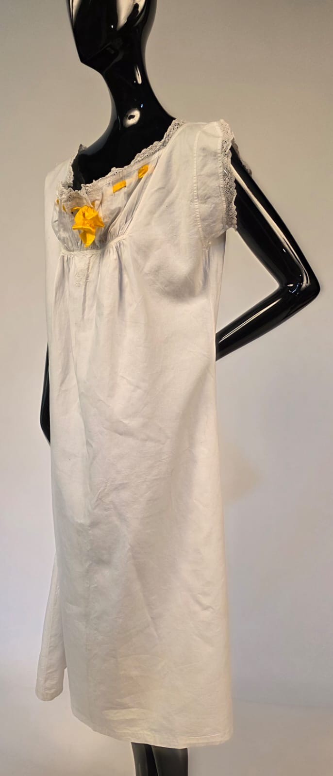 VICTORIAN 19TH C WHITE LINEN NIGHT DRESS W RUCHED COTTON BUST W RIBBON TRIM