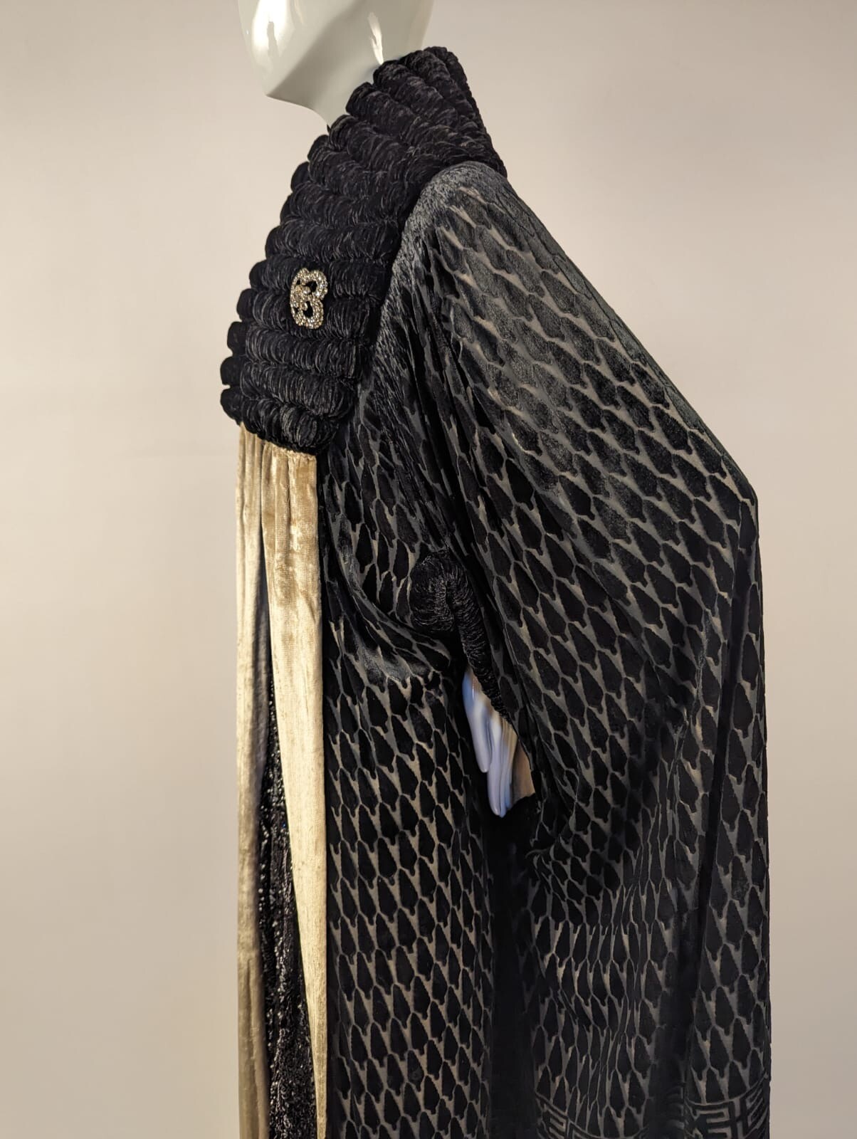 ART DECO 1920’S HAUTE COUTURE WORTH GEOMETRIC SILK VELVET CAPE W RUCHED COLLAR