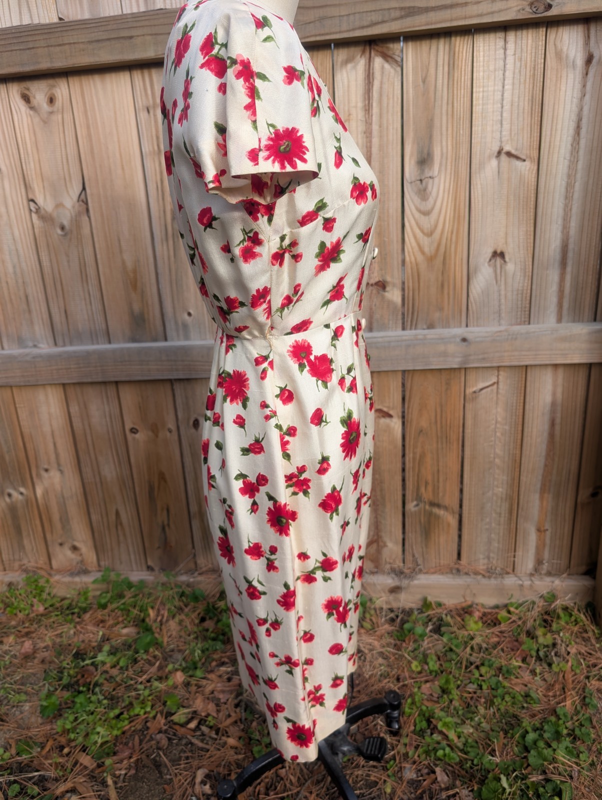 1950s 1960s Day Dress Red Floral Silky Fabric Covered Buttons Straight Skirt S/M