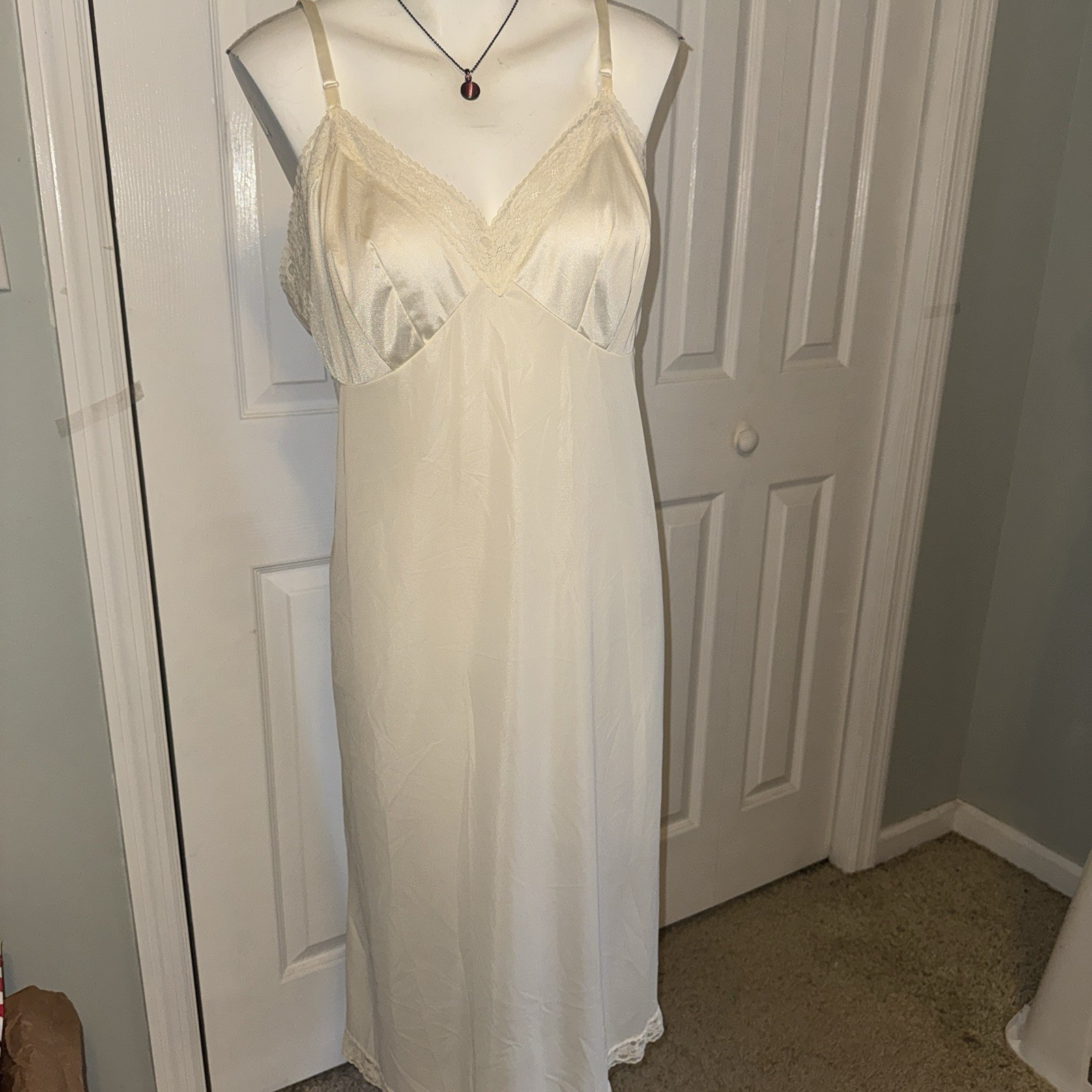 Vanity Fair Beige Vintage Slip Silky Nylon Lacy Women’s Sz 40 Fairy Glamorous