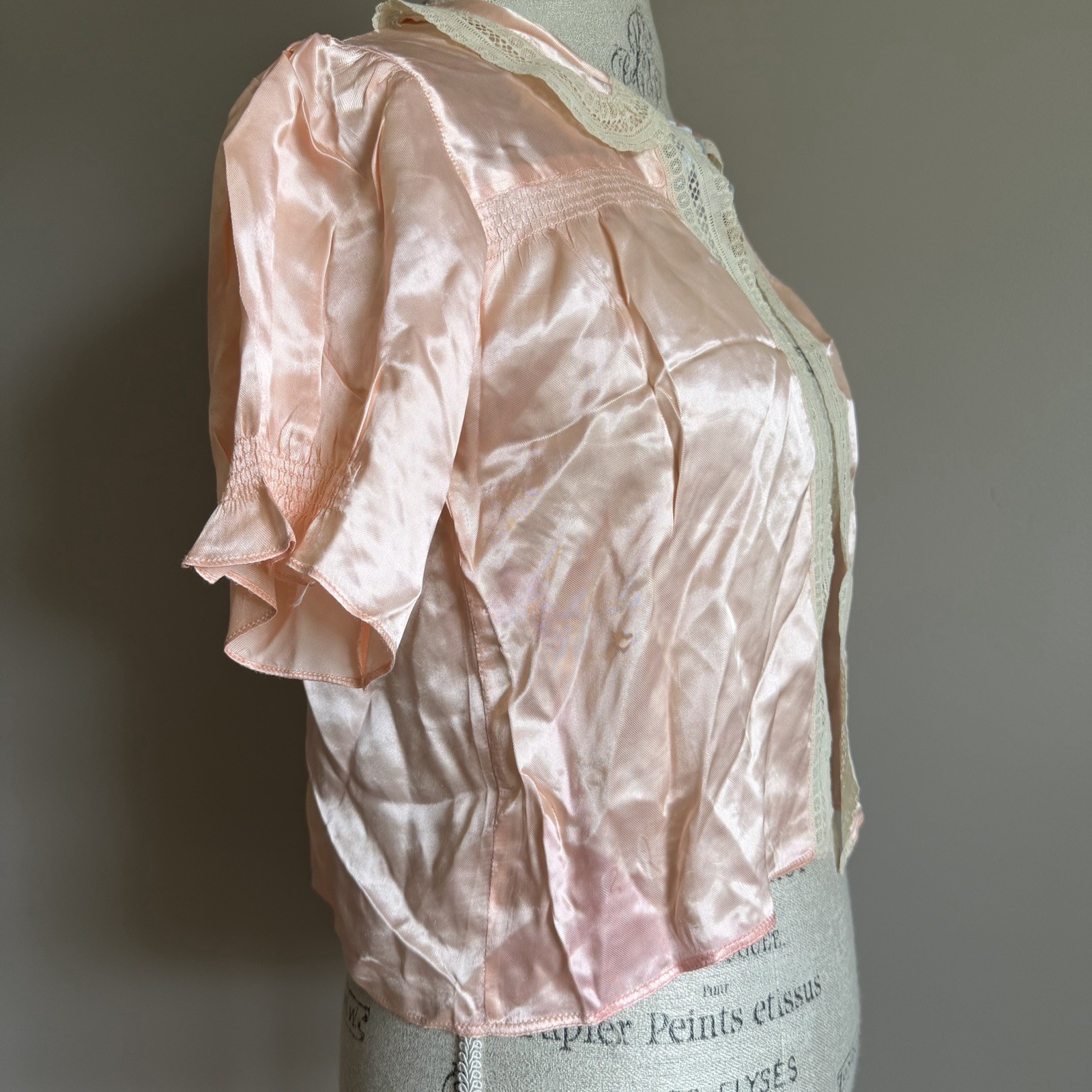 Vintage 30’s Silky Peach Bed Jacket S/M Lace Trim Peter Pan Collar Charming