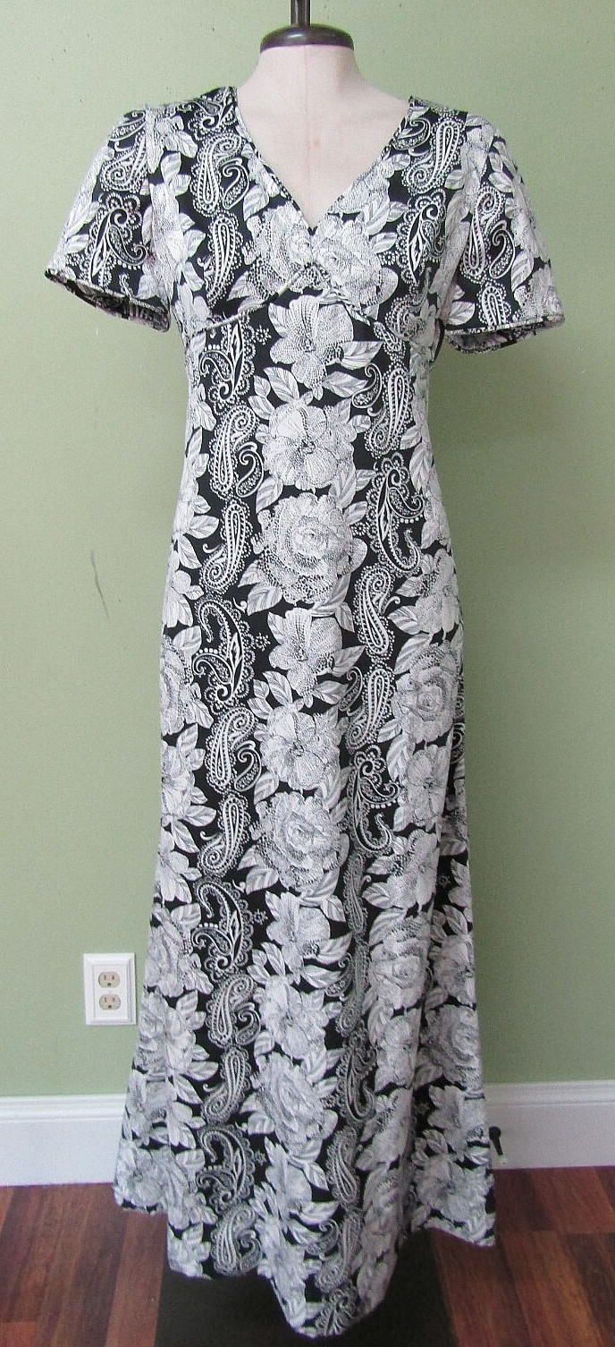 VINTAGE 1970’S BLACK & WHITE ROSE PRINT MAXE DRESS / 38″ BUST MEASURE