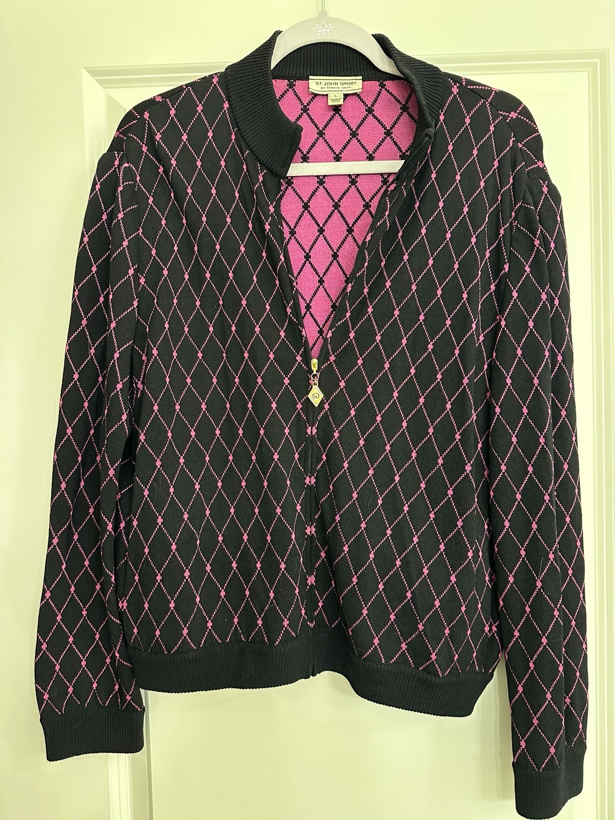 St. John Sport by Marie Gray Sweater L Black Pink Argyle Zip Front Gold Logo USA