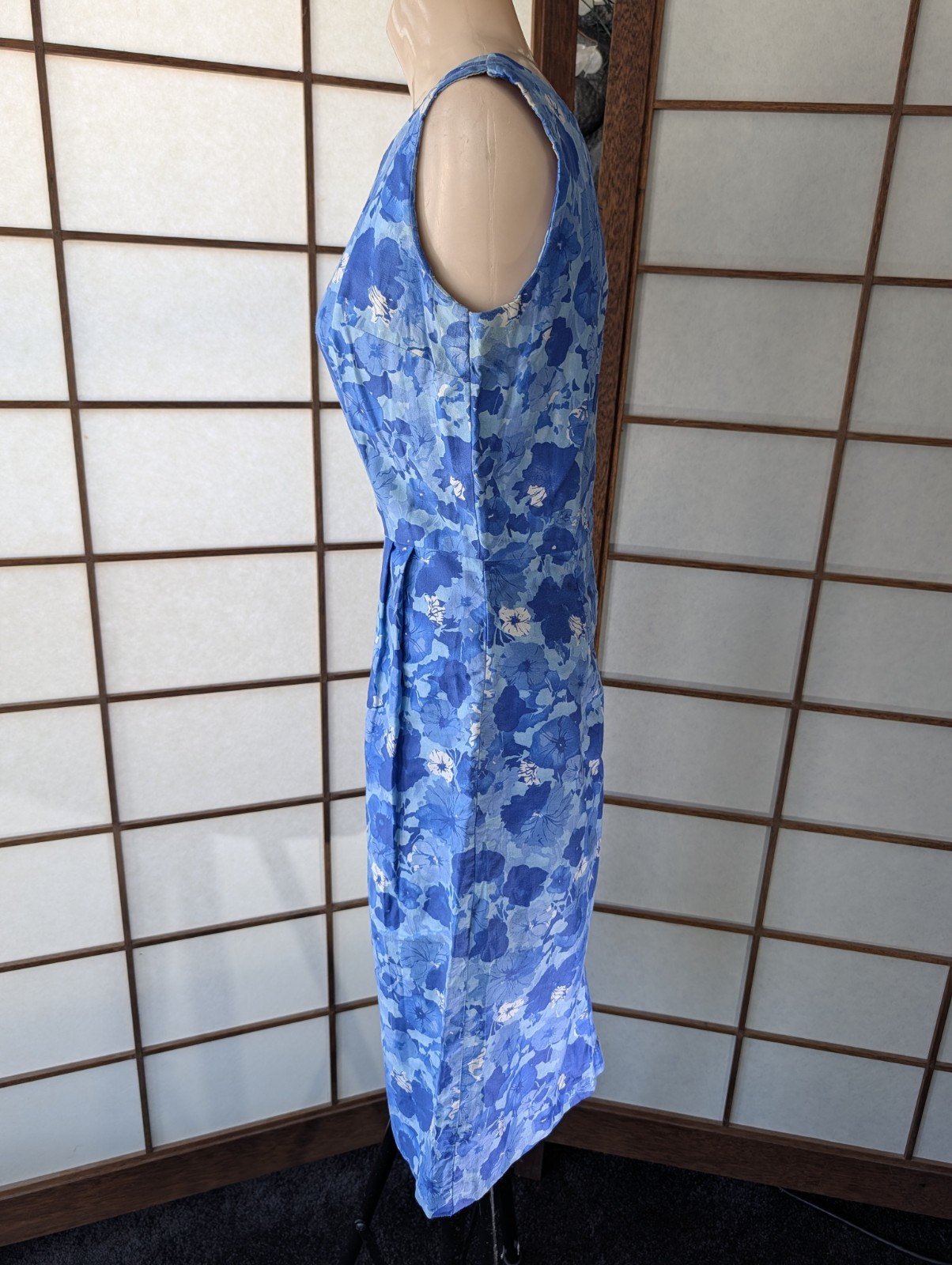 Vintage 60s Blue White Floral Wiggle Sheath Dress Sleeveless Knee Length Sz S/M