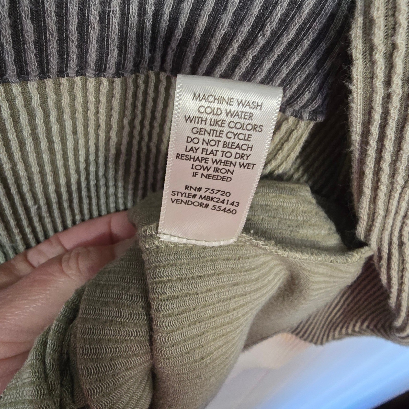 BKE Boyfriend Ribbed Colorblock Shacket Olive Green Cream XS MBK24143 Youth