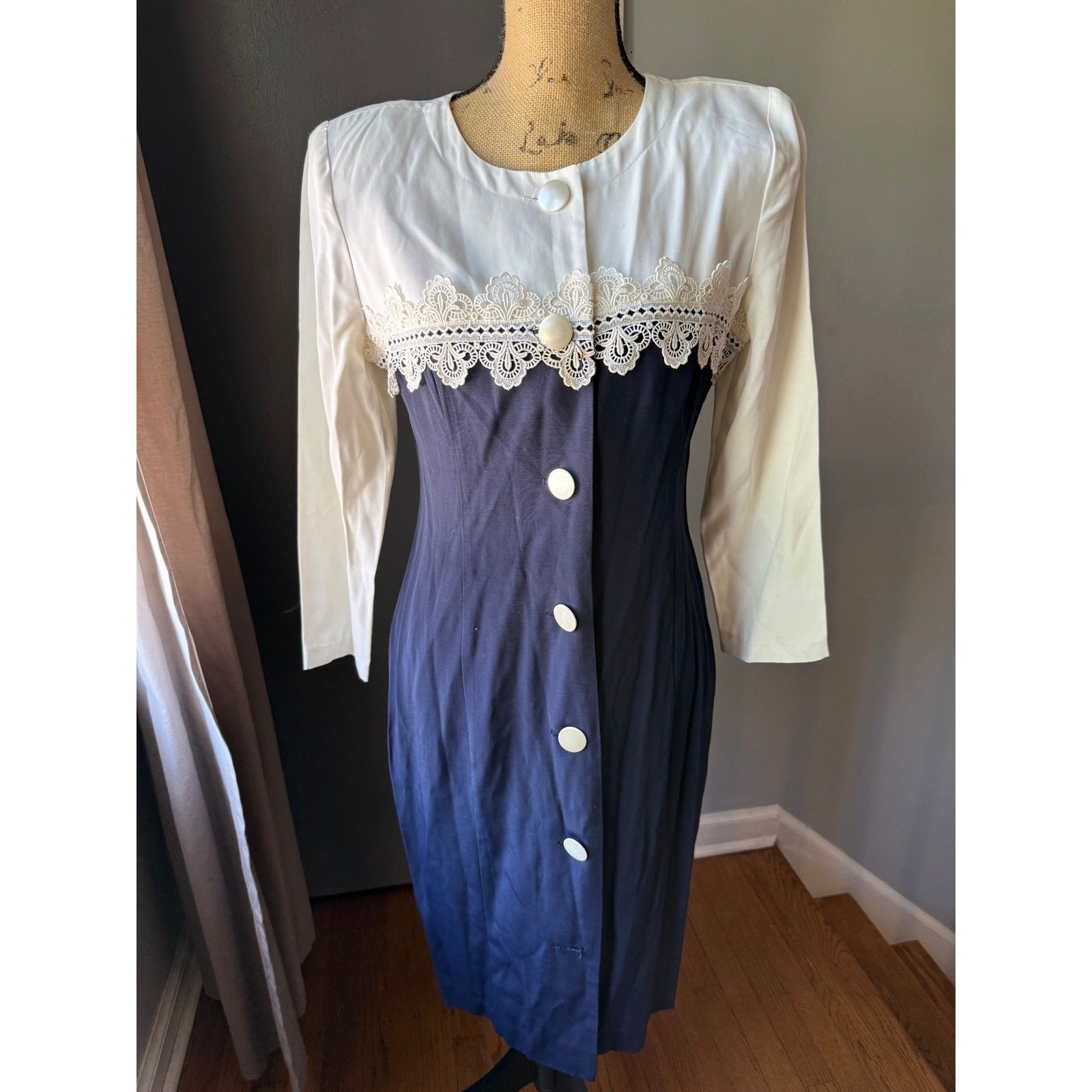 Vtg white & navy dress w/ lace-trim & pearl-like buttons & shoulder pads Sz 12