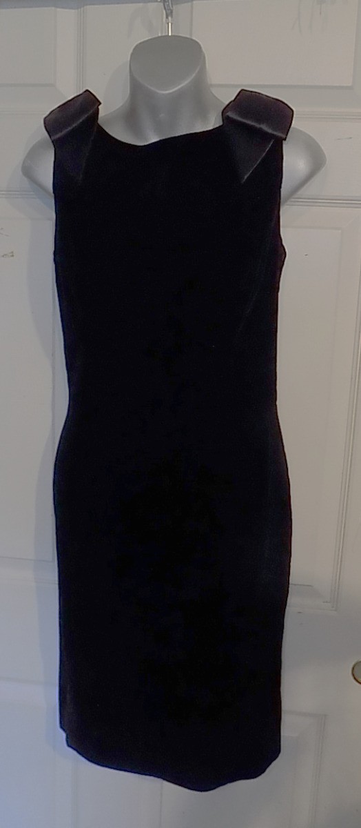 Vintage 80s 90s Black Velvet A. J. Bari Dress Strand of Pearls in Back 10 B36