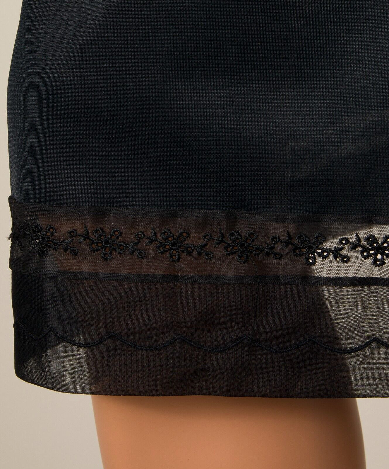 💖 MUNSINGWEAR Black Nylon Half Slip Skirt Eyelet Embroidered Chiffon Lace M