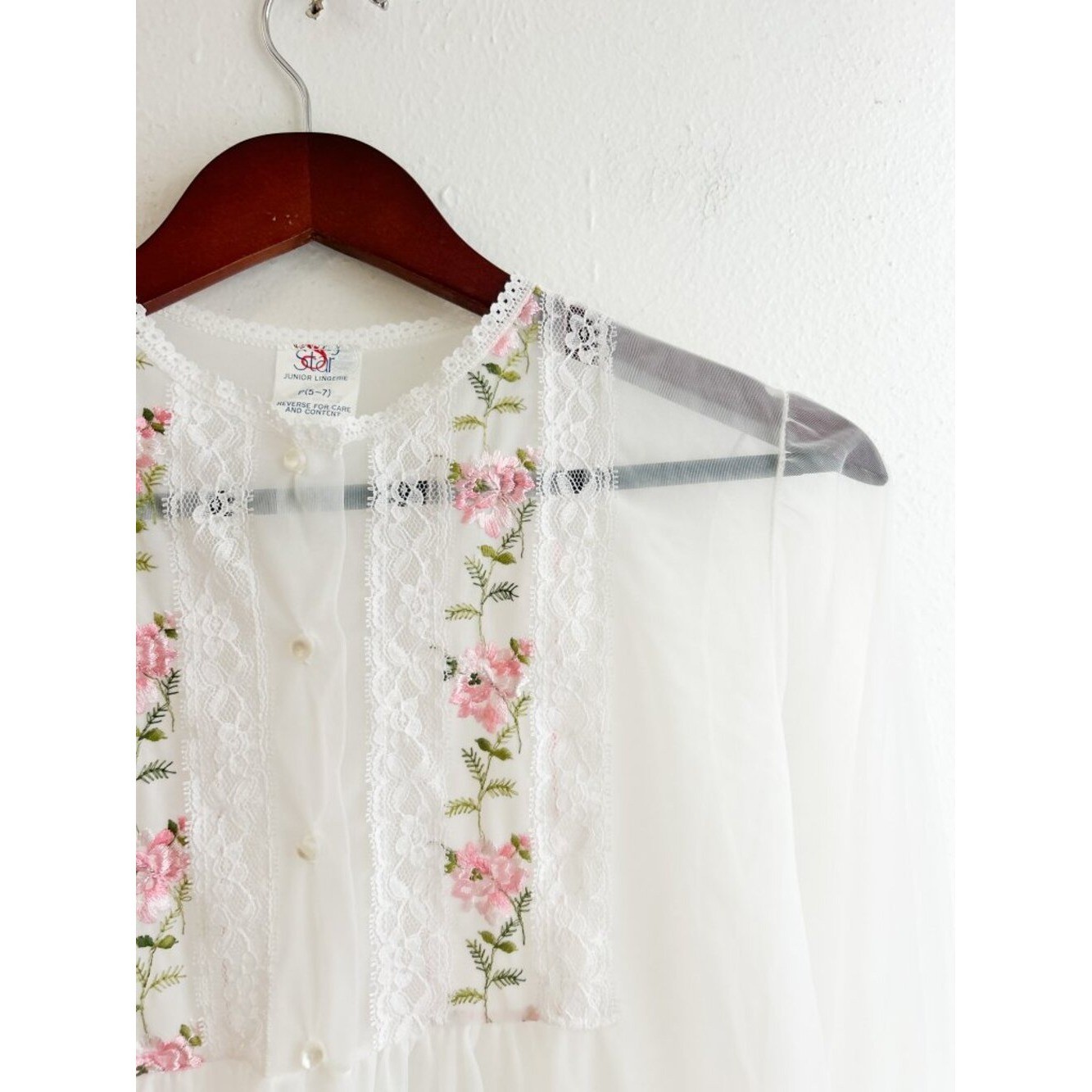 VINTAGE Suzy Star Floral Embroidered Peignoir