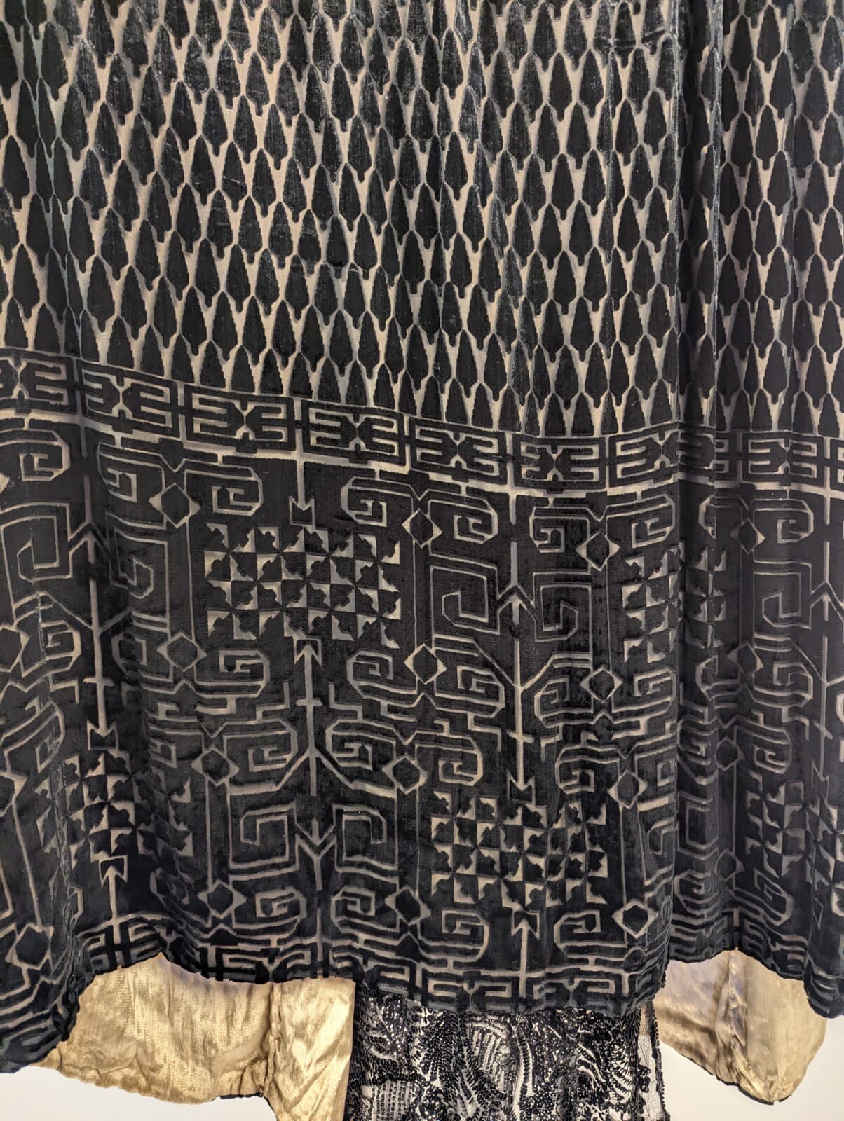 ART DECO 1920’S HAUTE COUTURE WORTH GEOMETRIC SILK VELVET CAPE W RUCHED COLLAR