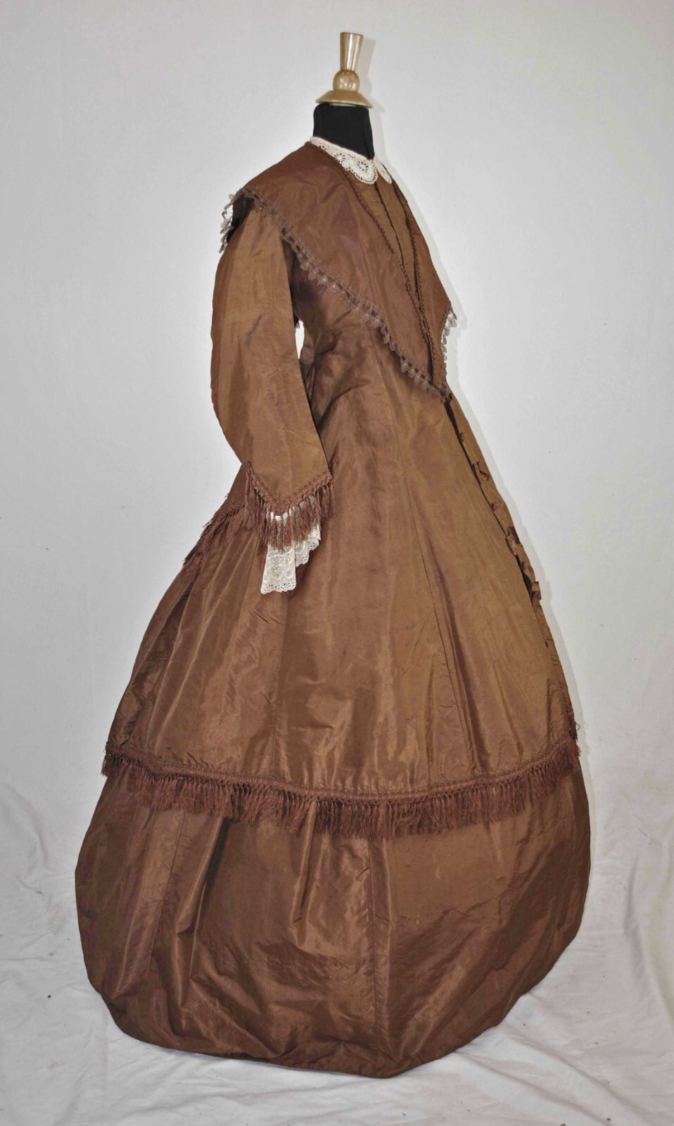 VICTORIAN COPPER COLORED SILK TAFFETA DAY DRESS, c1850s