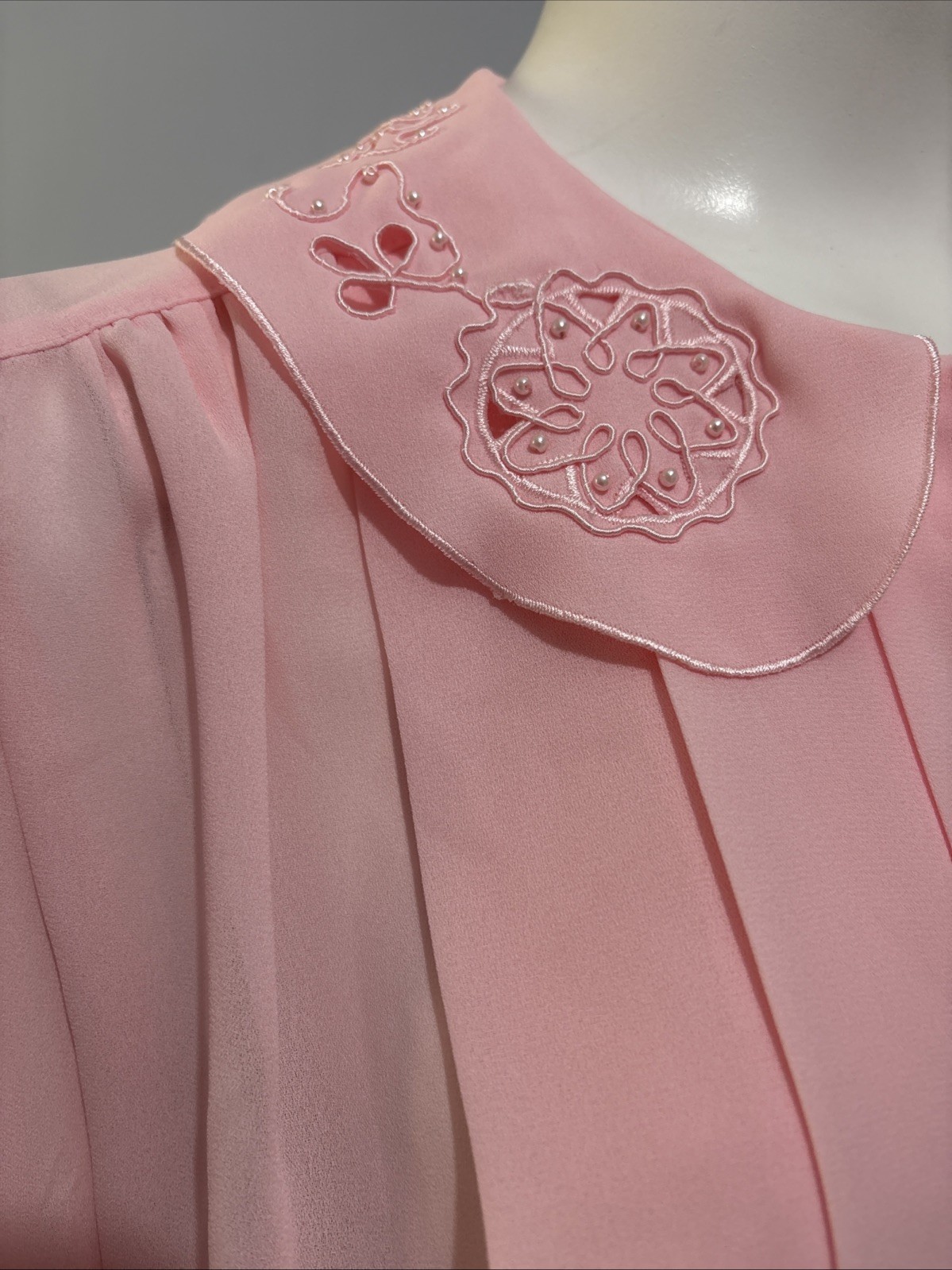 Gorgeous Vtg Kirsten Grey Pink embroidered Pleated Faux Pearls Blouse Sz 8