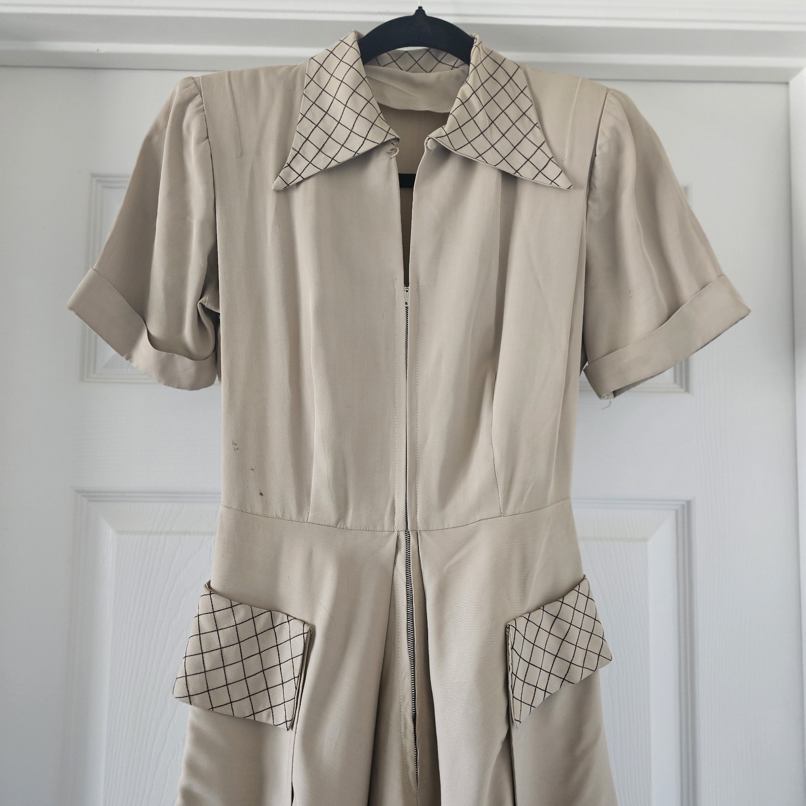 1940s Vintage Tan Dressing Gown Day Dress Zipper Keyhole Oversized Pockets #35