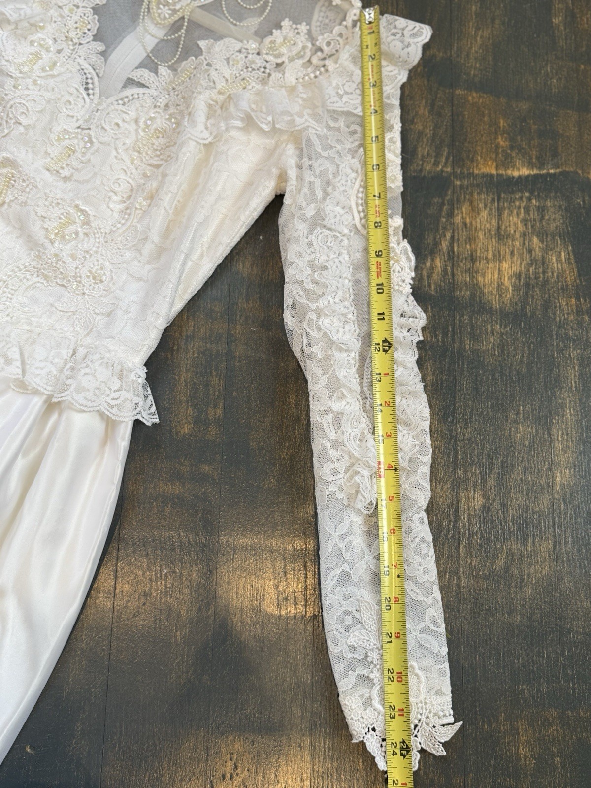Vintage Bridal Gown Wedding Dress – White- Lace- Beautiful Detailing Medium 6-8