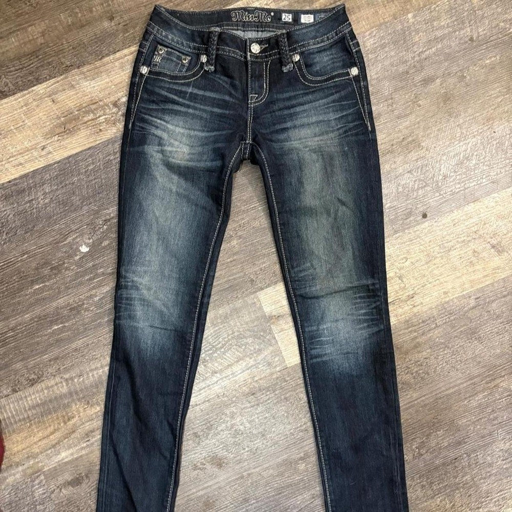 Y2K 2000s grunge size 25 low rise Miss Me Jeans