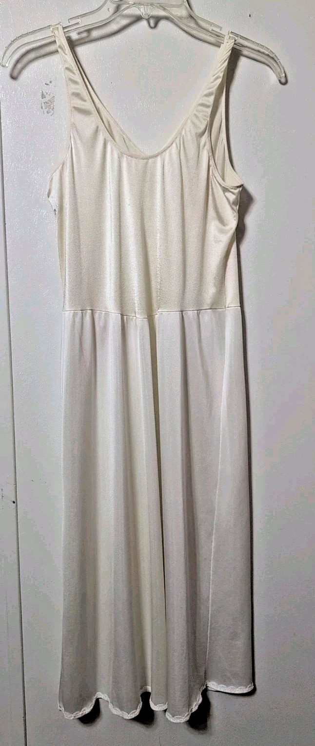 Vintage Warner’s Full Slip Ballet Dress V Neck Antron Nylon Size 38 Beige
