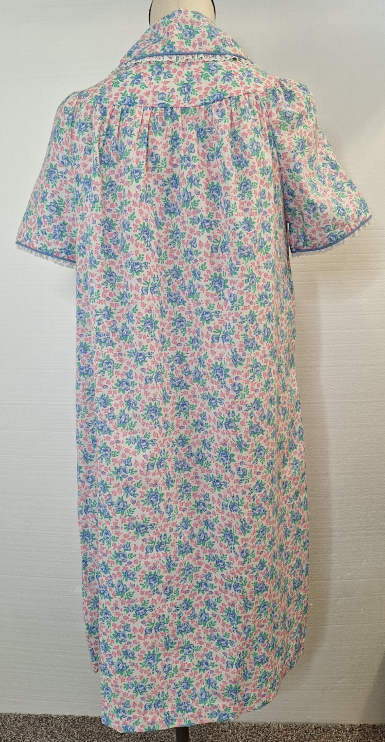 Vintage LOUNGE AROUND Woman’s Size M Floral Short Sleeve Housecoat Nightgown