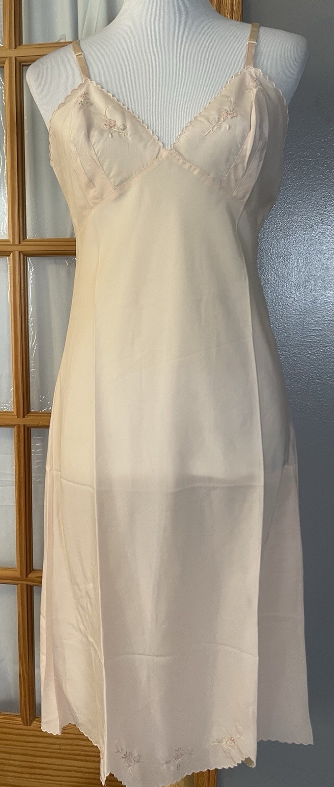 Vtg 80s Barbizon Beige Slip Dress 34 Nylon Blend Floral Embroidery Scallop Hem