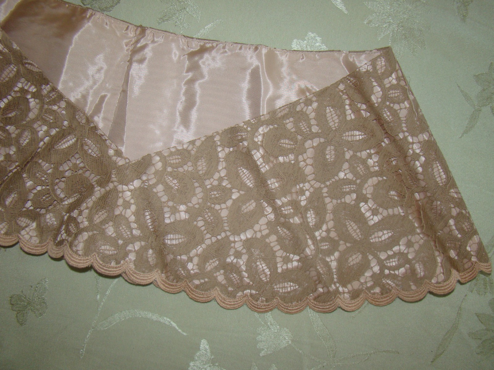 RARE MID CENTURY CUSTOM DETACHABLE CAFE AU LAIT FABRIC LACE COLLAR STOLE CAPE