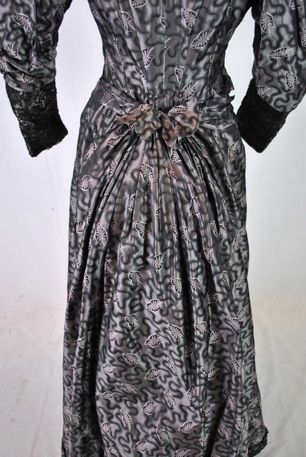 VICTORIAN 2 PIECE MAUVE SILK BROCADE VISITING DRESS 1893, MUSEUM DEACCESSION