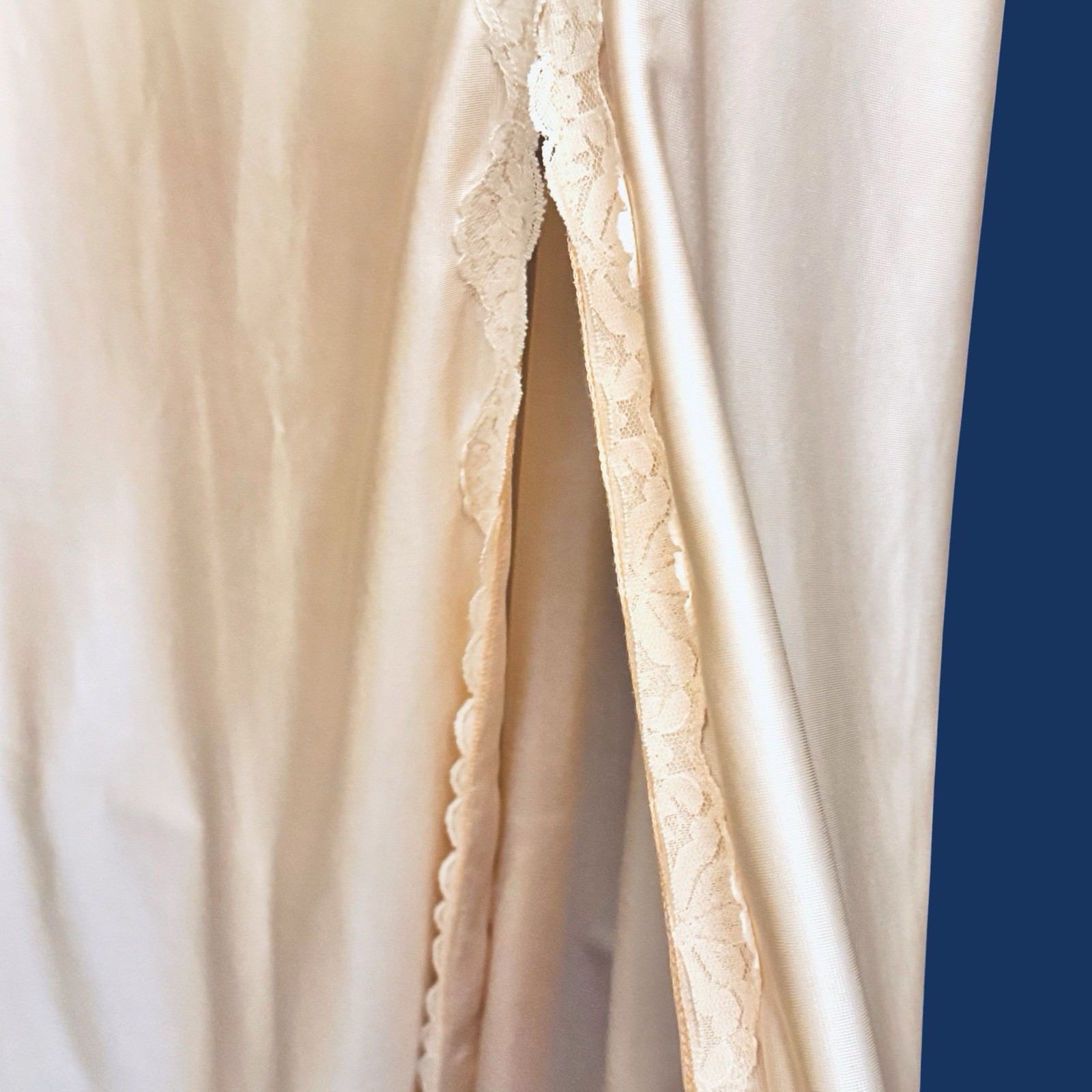 Vintage Lady Cameo Long Lingerie Gown High Slit Ivory Nylon Sz Medium