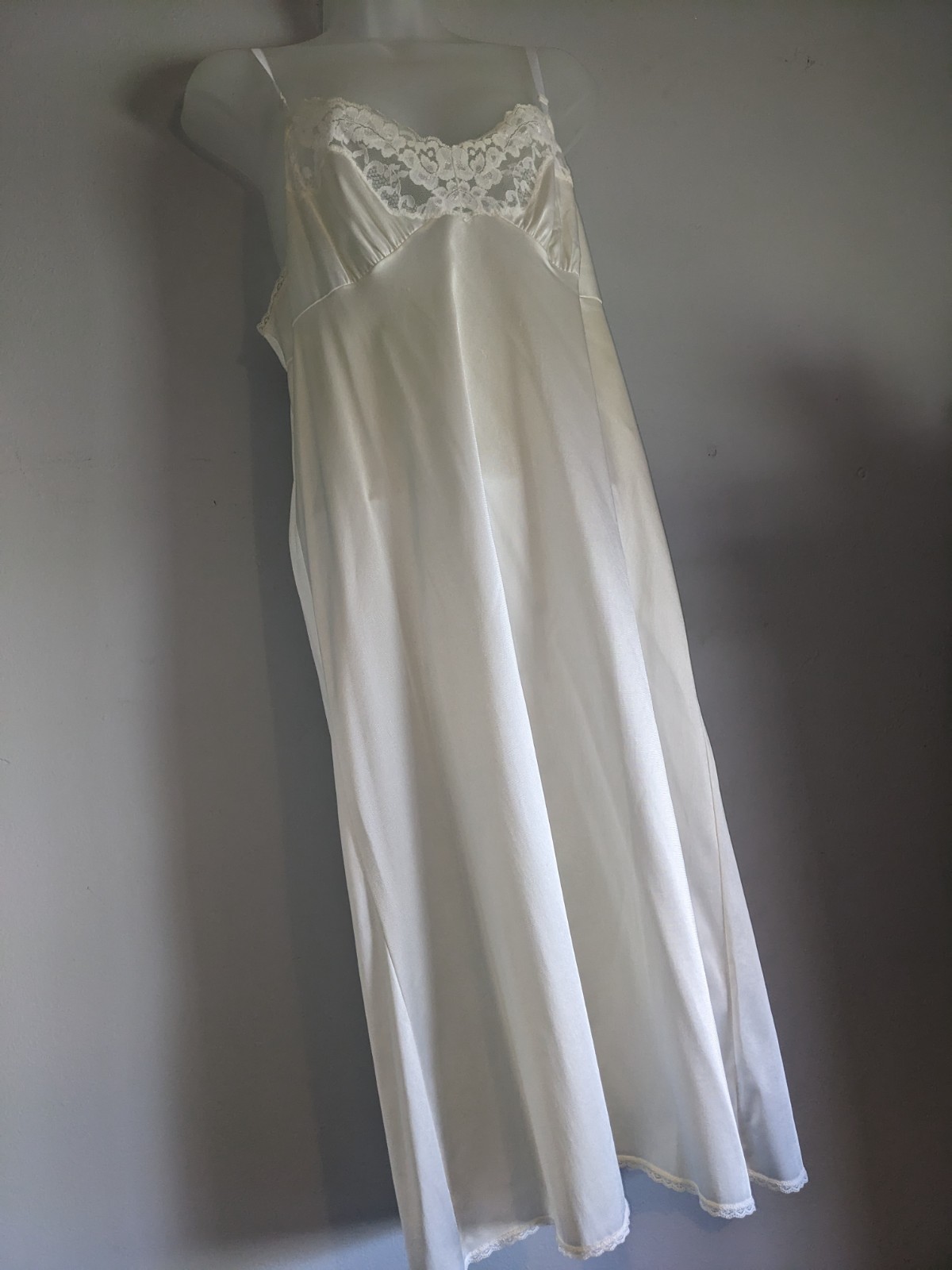 VASSARETTE VINTAGE WOMENS NYLON LACE TRIM SLIP LINGERIE IVORY UNDERGARMENT SZ 38