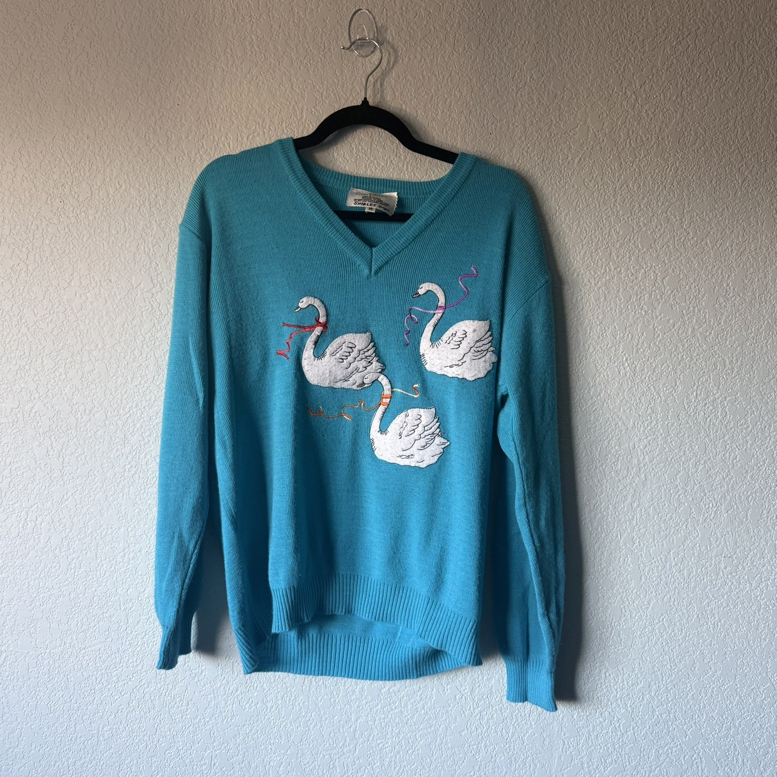 Vintage Blue and white swan V-neck sweater knitwear CYN LES SHIRLEE designs M